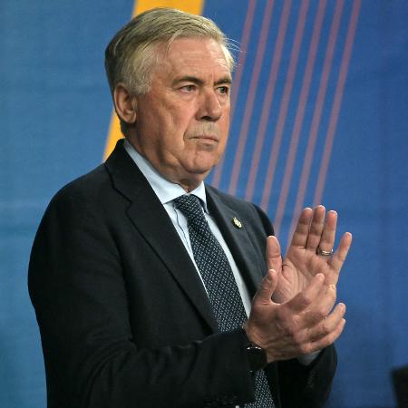 Carlo Ancelotti, técnico do Brasil, aplaude durante jogo contra o Paraguai - NELSON ALMEIDA / AFP