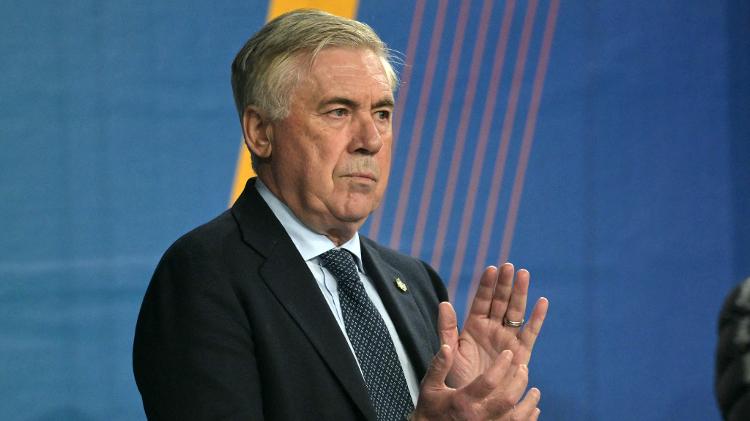 Carlo Ancelotti, técnico do Brasil, aplaude durante jogo contra o Paraguai Carlo Ancelotti, técnico do Brasil, aplaude durante jogo contra o Paraguai