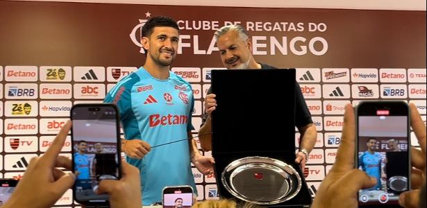 Fla homenageia sub-20 e Arrascaeta, que ganha batuta de maestro por recorde