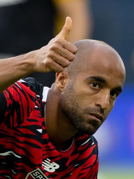 Lucas Moura se aquece antes da classificação às semis do Paulistão, sobre o Red Bull Bragantino