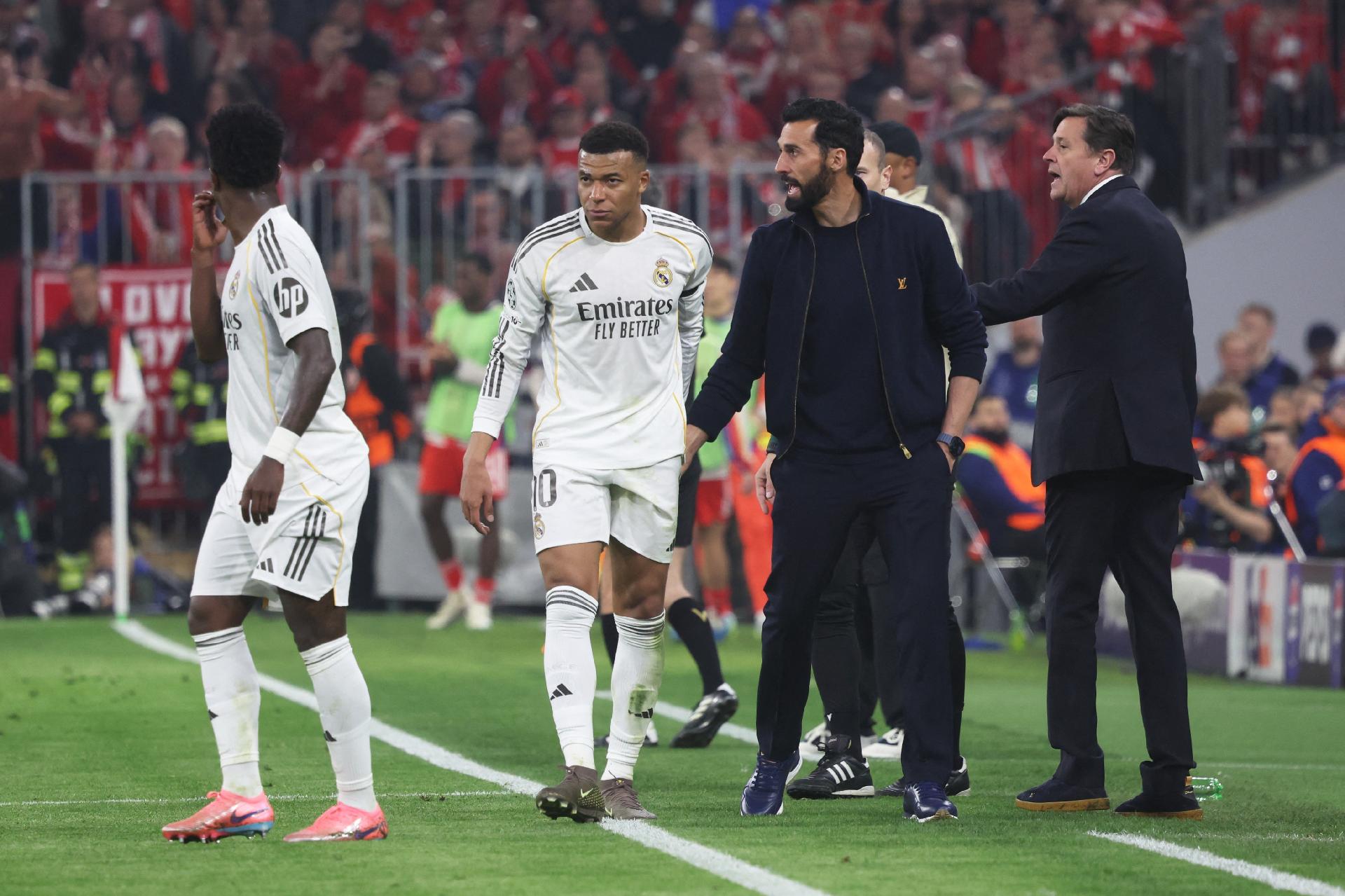 Kylian Mbappé e Álvaro Arbeloa na lateral do campo, durante derrota do Real Madrid para o Bayern - undefined