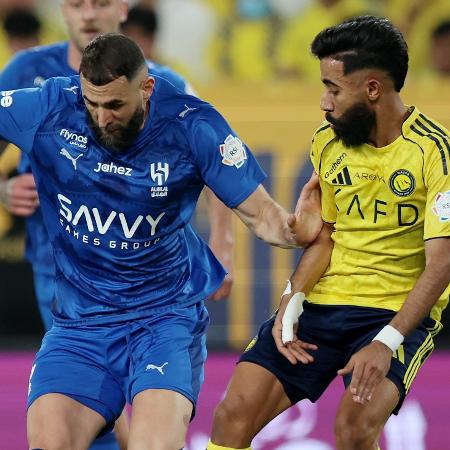 Karim Benzema, do Al Hilal, Nawaf Boushal, do Al-Nassr, em ação durante jogo do Campeonato Saudita