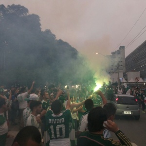 Torcedores do Palmeiras se reúnem nas imediações do Allianz Parque antes da final da Copa do Brasil - Diego Salgado/UOL