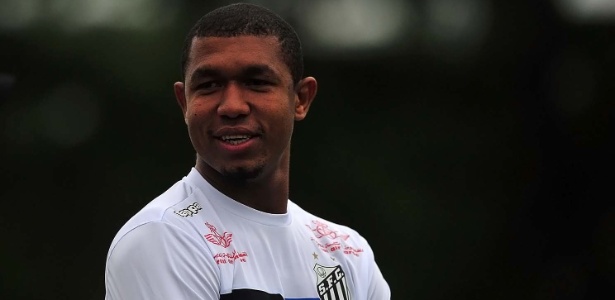 Rodrigão treinou na vaga de Joel e pode jogar contra o Fluminense, no Espírito Santo - Divulgação/SantosFC