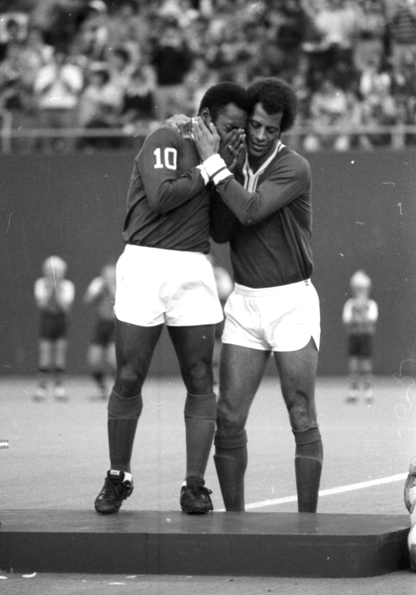Carlos Alberto Torres abraça Pelé no New York Cosmos. No fim dos anos 1970, o lateral foi com o Rei do Futebol desbravar o futebol dos EUA - Harry Hamburg/NY Daily News via Getty Images