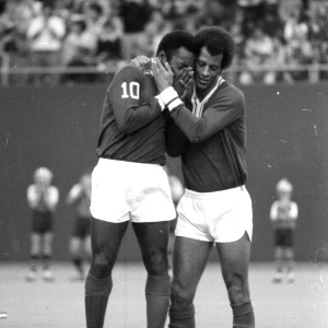 Carlos Alberto Torres abraça Pelé no New York Cosmos. No fim dos anos 1970, o lateral foi com o Rei do Futebol desbravar o futebol dos EUA - Harry Hamburg/NY Daily News via Getty Images - Harry Hamburg/NY Daily News via Getty Images