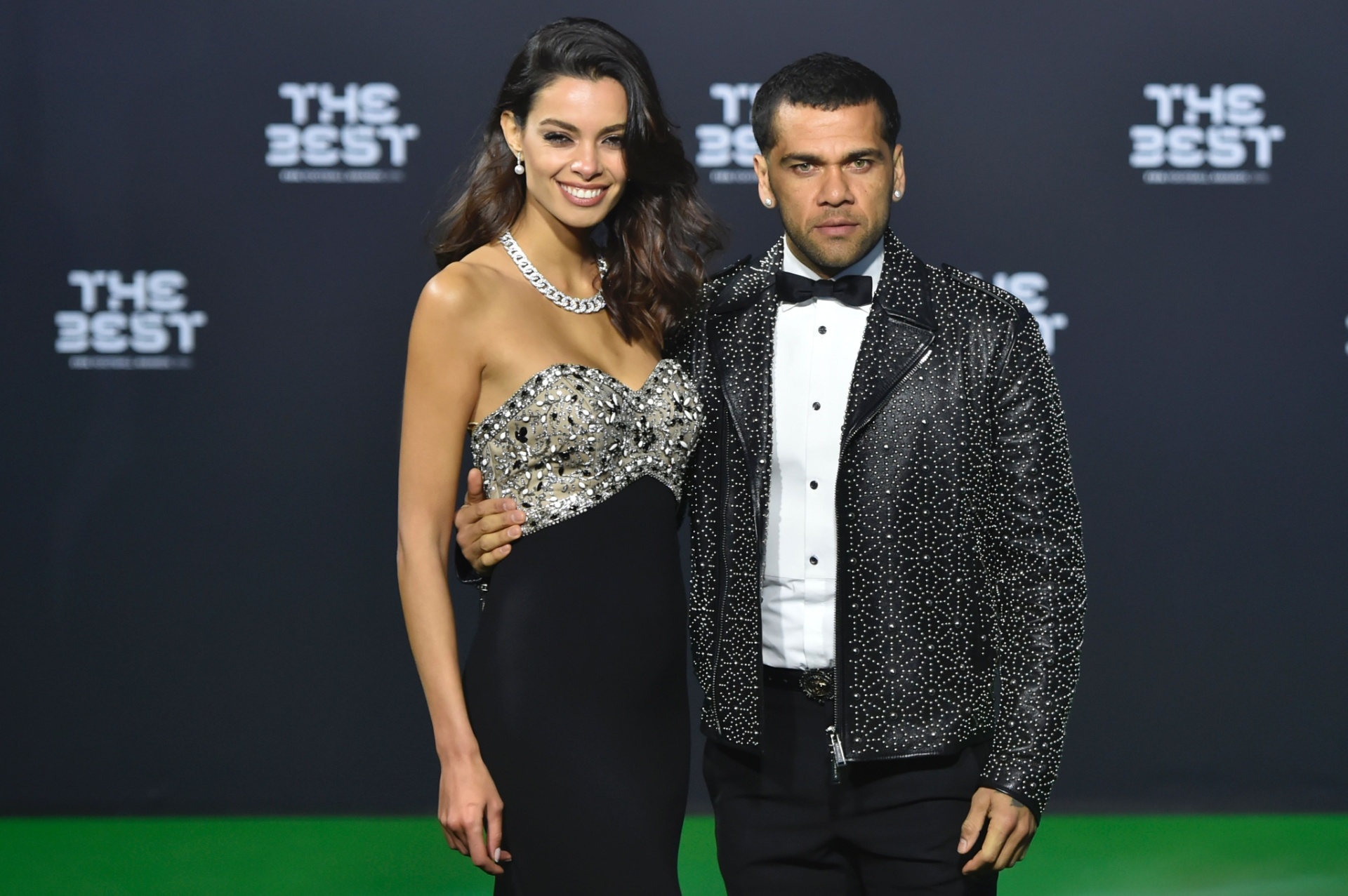 Daniel Alves e a namorada Joana Sanz chegam ao prêmio de melhor jogador do mundo da Fifa - AFP PHOTO / MICHAEL BUHOLZER