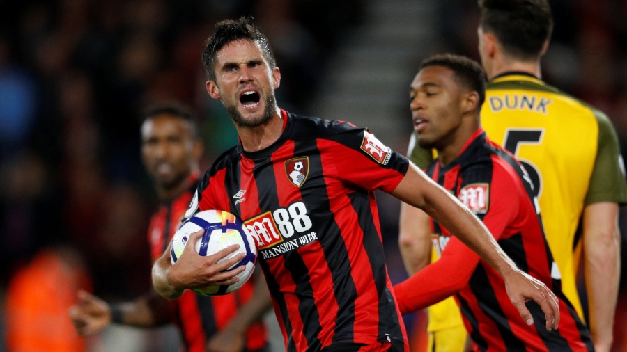 Surman comemora gol do Bournemouth sobre o Brighton - Peter Nicholls/Reuters