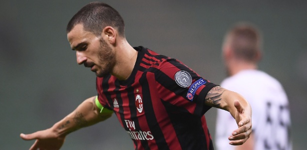O defensor italiano foi expulso depois de uma cotovelada no jogador do Genoa - MARCO BERTORELLO/AFP