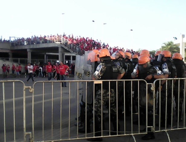 Brigada Militar foi acionada para controlar grupo de torcedores no Beira-Rio - Marinho Saldanha/UOL