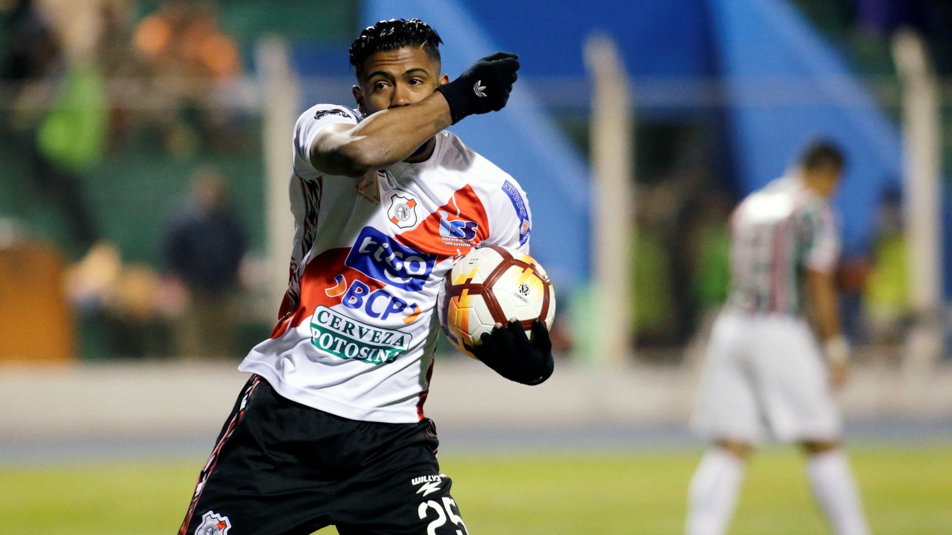 Harold Reina comemora gol do Nacional Potosí contra o Fluminense na Copa Sul-Americana