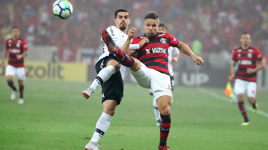 Fagner e Diego disputam bola durante Flamengo x Corinthians - REUTERS/Pilar Olivares