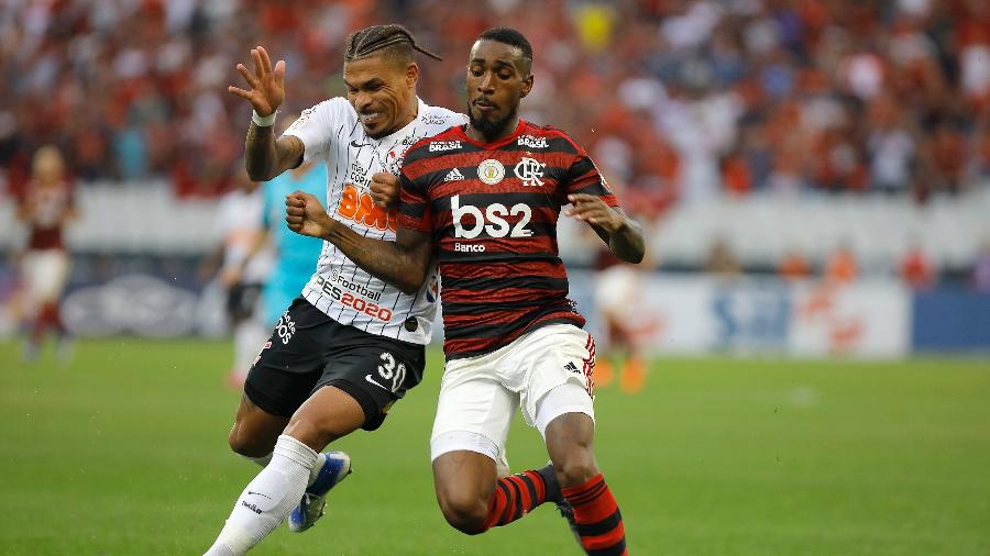 Gerson e Junior Urso disputam a bola na partida entre Corinthians e Flamengo pelo Campeonato Brasileiro - Daniel Vorley/AGIF