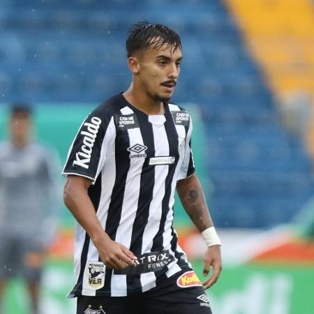 Lucas Lourenço domina bola durante jogo do Santos na Copinha