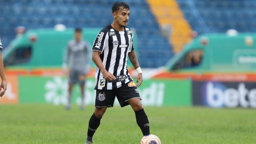 Lucas Lourenço domina bola durante jogo do Santos na Copinha - Pedro Ernesto Guerra Azevedo/Santos FC