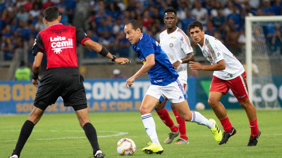 Rodriguinho avança com a bola em duelo entre Cruzeiro e Boa Esporte, no Mineirão - Fernando Moreno/AGIF