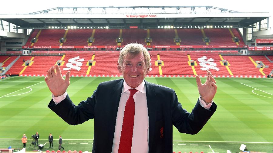 Ídolo do Liverpool, Kenny Dalglish sorri em Anfield, em frente ao setor do estádio que leva seu nome - Andrew Powell/Liverpool FC via Getty Images