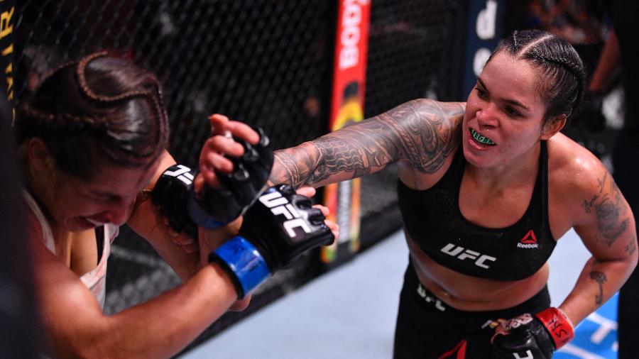 Amanda Nunes acerta soco em Felicia Spencer, no UFC 250 - Handout/Zuffa LLC via Getty Images