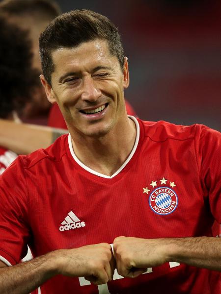 Lewandowski comemora gol do Bayern de Munique contra o Schalke 04 - Alexander Hassenstein/Getty Images