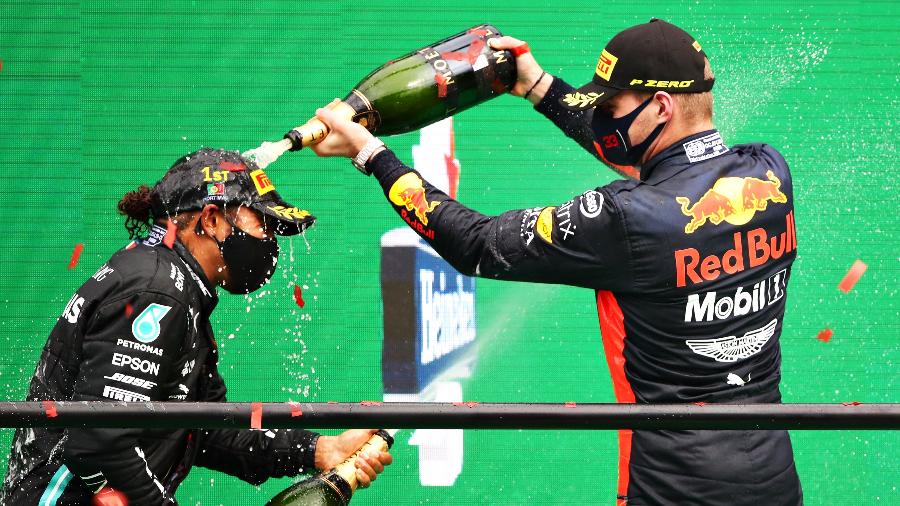 Lewis Hamilton celebra vitória com Max Verstappen - Bryn Lennon - Formula 1/Formula 1 via Getty Images