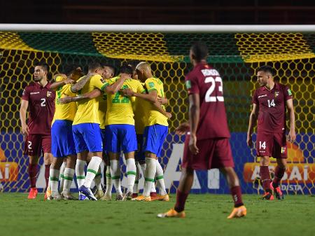 Brasil fura retranca da Venezuela com gol de Firmino e se mantém 100% -  13/11/2020 - UOL Esporte