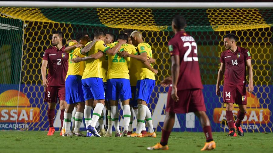 Jogadores do Brasil comemoram gol sobre a Venezuela; vitória magra - Nelson Almeida-Pool/Getty Images