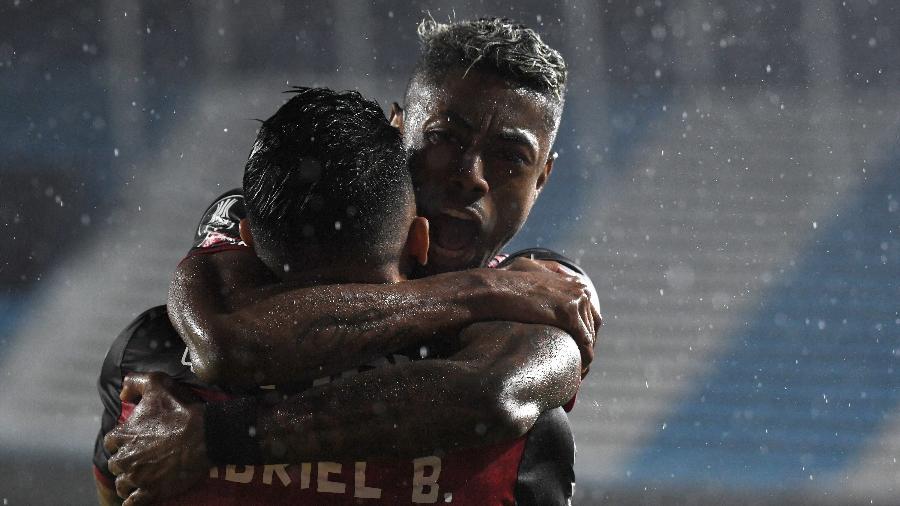 Bruno Henrique celebra gol marcado por Gabigol no duelo entre Racing x Flamengo: artilheiro reapareceu na equipe - Conmebol