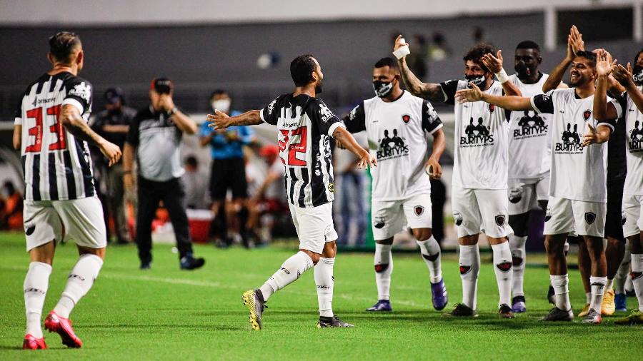 Botafogo-PB durante partida contra o CRB pela Copa do Nordeste, no último domingo (21) - Celio Junior/AGIF