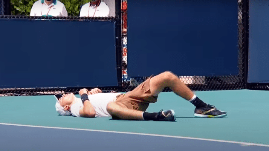 Jack Draper passou mal e caiu em quadra na partida contra Mikhail Kukushki, no Masters de Miami - Reprodução/Tennis TV