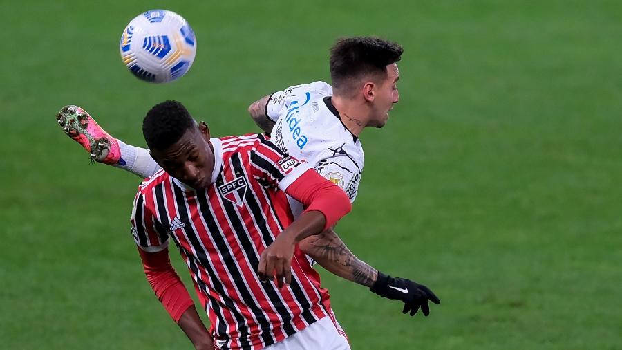Léo e Mosquito, durante a partida entre Corinthians e São Paulo - Marcello Zambrana/AGIF