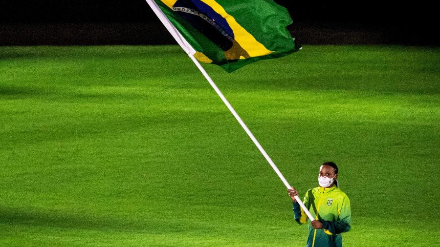 08.08.2021- Rebeca Andrade carrega a bandeira do Brasil  - Miriam Jeske/COB
