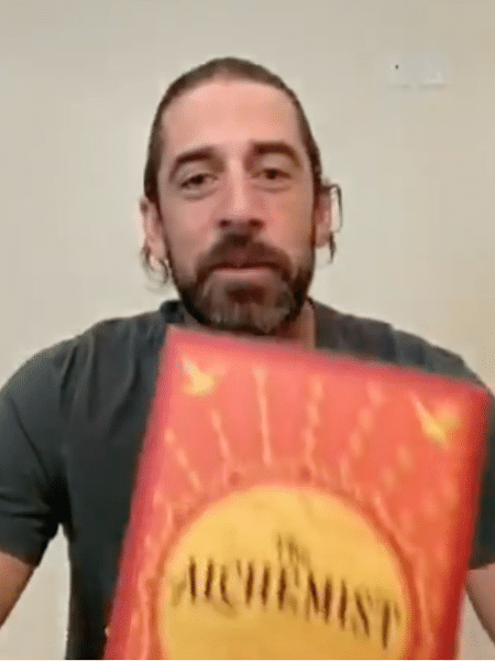 Aaron Rodgers indica o livro "O Alquimista" de Paulo Coelho - Instagram