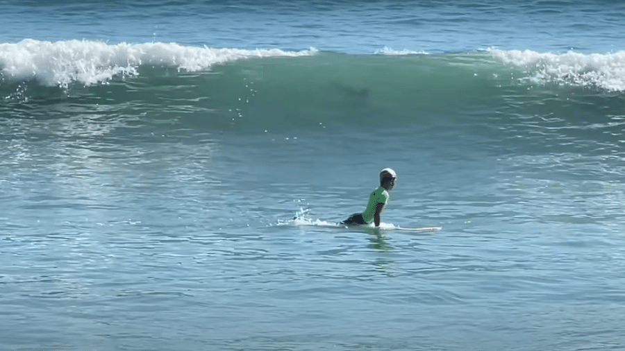 Tubarões espalham o pânico em um campeonato júnior de surfe na Flórida - Reprodução/Youtube