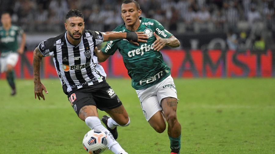 Nathan Silva disputa bola com Gabriel Veron durante Palmeiras e Atlético-MG - AFP