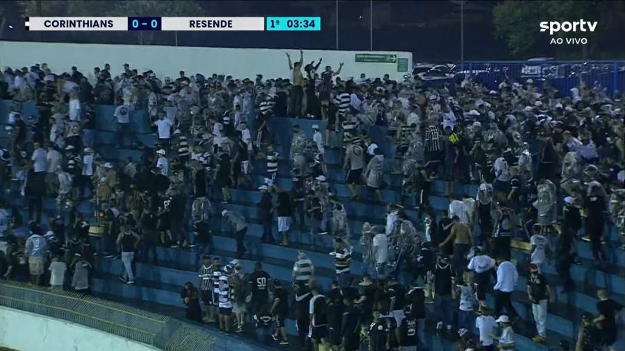 Jogo do Corinthians na Copinha é paralisado por tumulto entre torcedores e a polícia - Reprodução/Sportv
