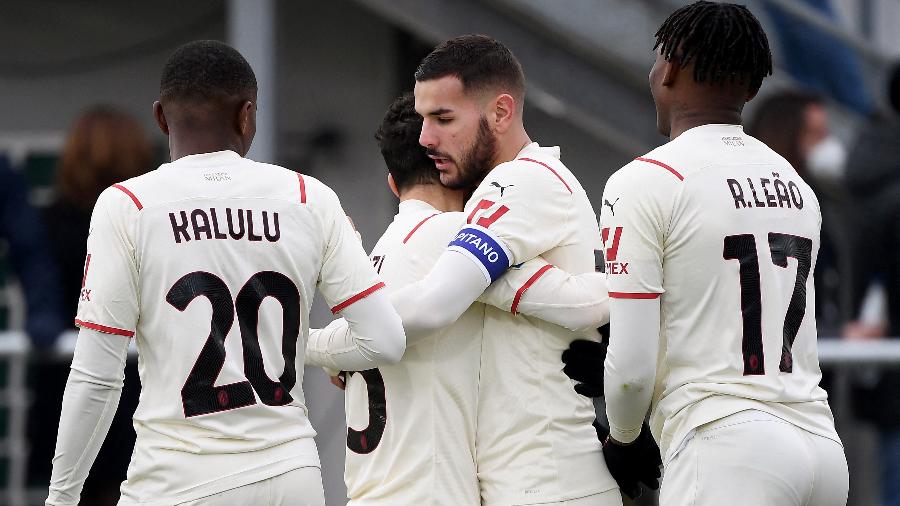 Jogadores do Milan comemoram gol sobre a Venezia no Italiano - MARCO BERTORELLO / AFP
