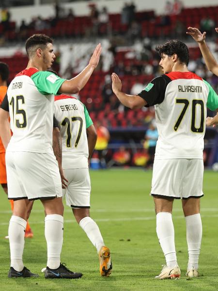 Jogadores do Al Jazira comemoram gol contra o Pirae no Mundial de Clubes - Matthew Ashton - AMA/Getty Images