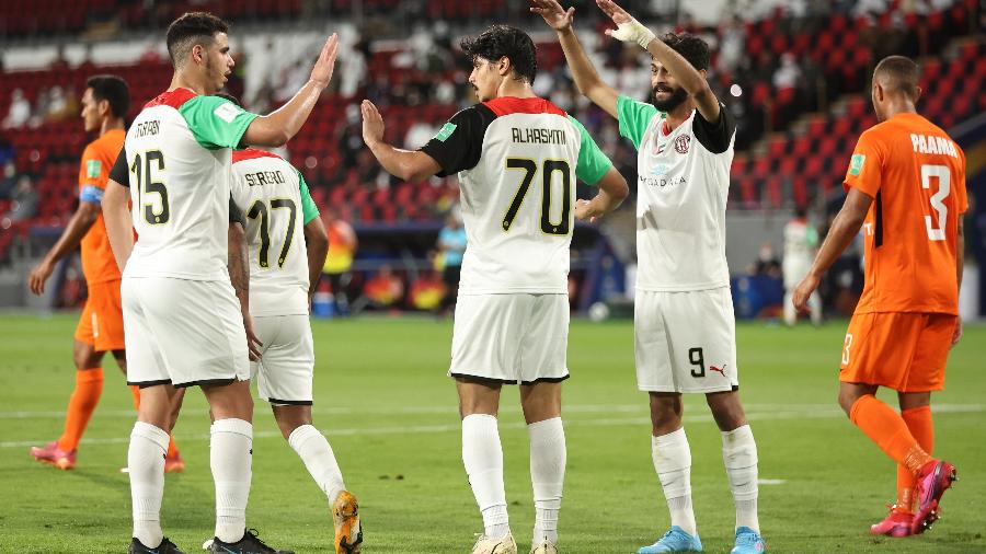 Jogadores do Al-Jazira comemoram gol marcado contra o AS Pirae no Mundial de Clubes - Matthew Ashton - AMA/Getty Images