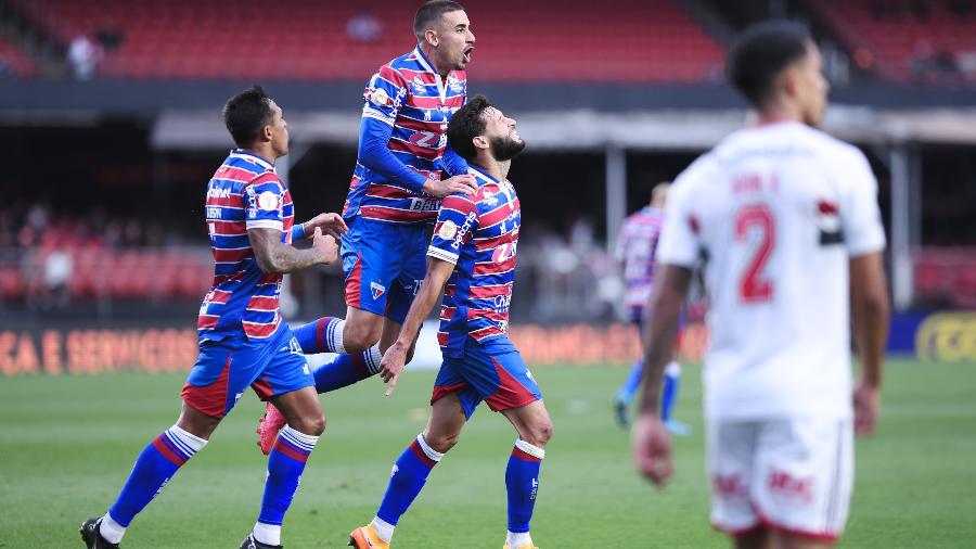 Juninho Capixaba comemora o gol da vitória que fez o ex-lanterna Fortaleza ultrapassar o São Paulo na classificação - Ettore Chiereguini/AGIF