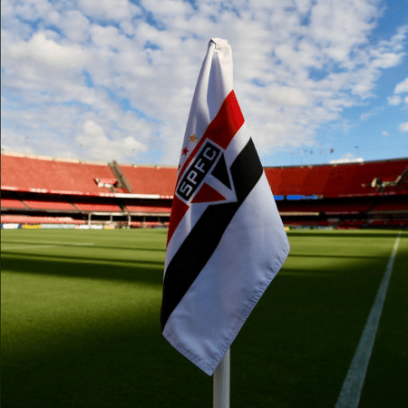 Bandeira de escanteio do São Paulo, no Morumbi - Reprodução/Twitter