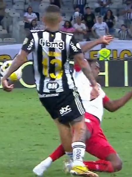 Guilherme Arana se machucou na partida entre Atlético-MG x Bragantino - Reprodução/Premiere