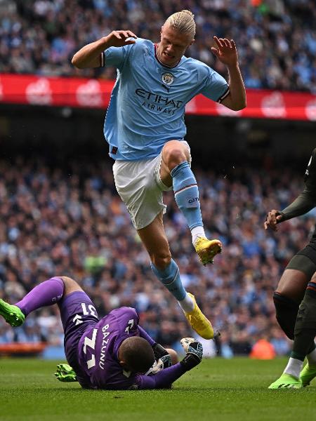 Haaland divide com goleiro Bazunu durante Manchester City x Southampton no Campeonato Inglês - Oli Scarff/AFP