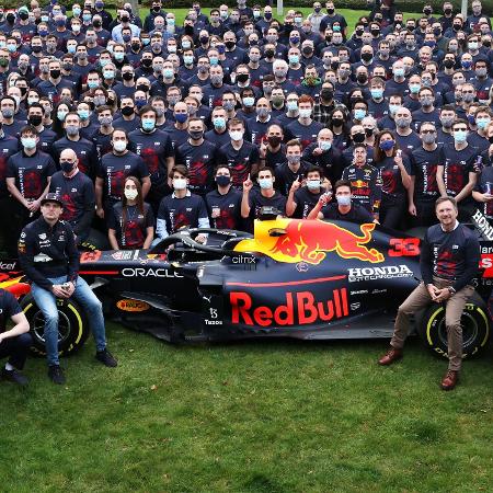 Integrantes da Red Bull celebram o título de 2021 de Max Verstappen na sede da equipe - Alex Pantling/Getty Images