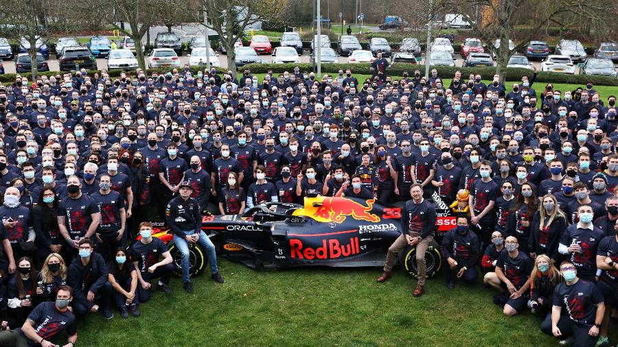 Integrantes da Red Bull celebram o título de 2021 de Max Verstappen diante da sede da equipe - Alex Pantling/Getty Images