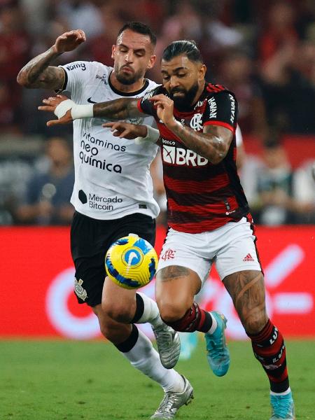 Gabigol e Renato Augusto brigam pela bola em Flamengo x Corinthians, final da Copa do Brasil - Buda Mendes/Getty Images