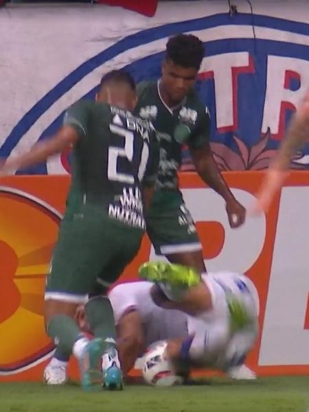 Jogadores de Bahia e Guarani disputam a bola em jogo da Série B - Reprodução/Premiere