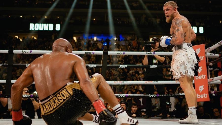 Jake Paul e Anderson Silva durante desafio de boxe - Reprodução/Twitter/jakepaul