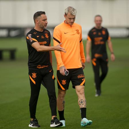 Vítor Pereira dá instruções a Róger Guedes durante treino do Corinthians em outubro de 2022 - Rodrigo Coca/Agência Corinthians