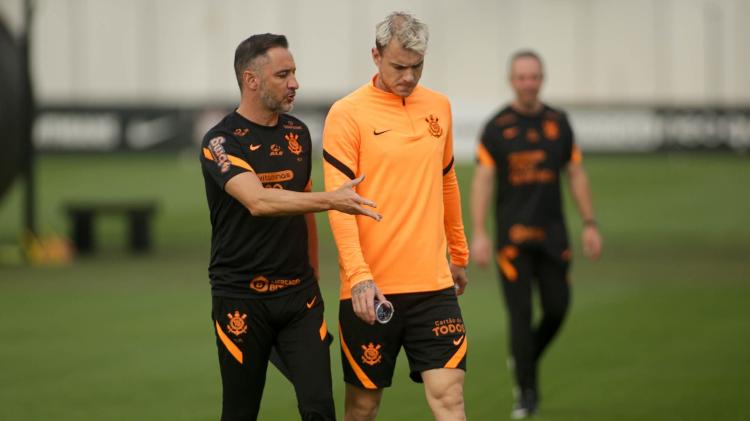 Vítor Pereira dá instruções a Róger Guedes durante treino do Corinthians