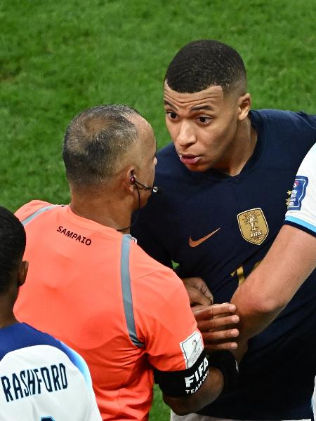 Mbappé conversa com Wilton Pereira Sampaio em Inglaterra x França pela Copa do Mundo - Jewel SAMAD / AFP